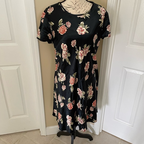 RJ Stevens Woman| Gorgeous Black & Red Roses Satiny Finish Fit & Flair Dress - Picture 4 of 8